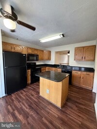 Building Photo - 105 W Park Dr