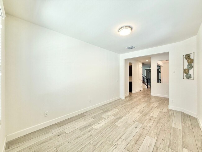 Building Photo - Charming 5-bed, 3-bath home with Pool/Spa ...