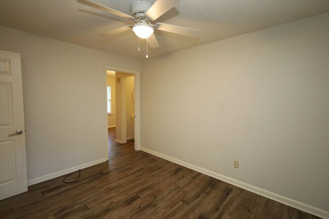 Building Photo - 818 Stillwater Dr