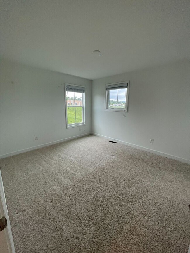 Building Photo - Spacious Home in Westhill Community