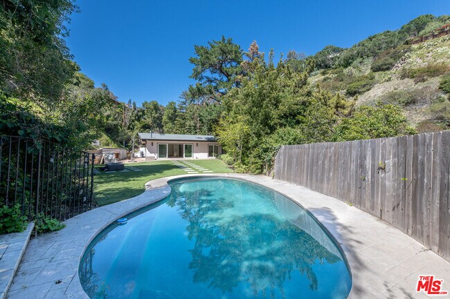 Building Photo - 10120 Cielo Dr