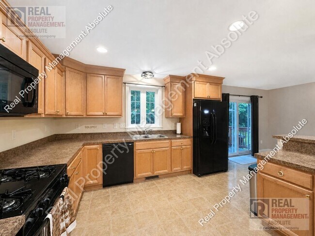 Building Photo - Prime Hudson Location: 3-Bed Townhouse Beside Benson’s Park