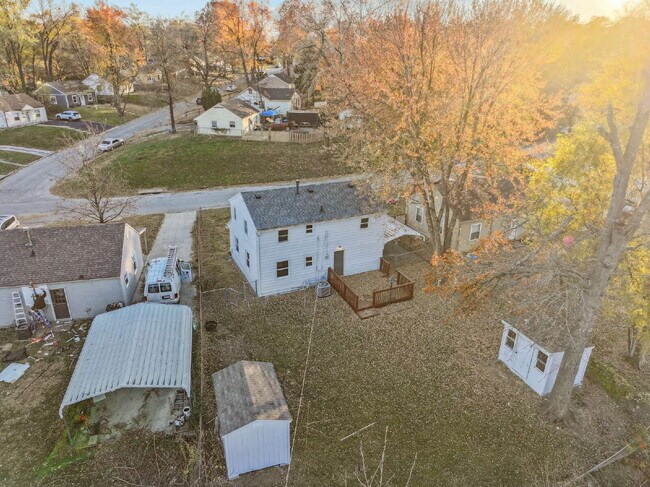 Building Photo - Beautifully renovated 5-bedroom, 2 full bath home ready for move-in!  1st month's rent is FREE!*