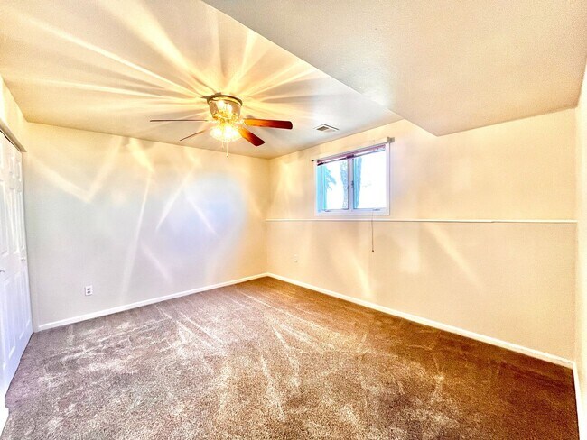 Building Photo - Gorgeous Private Home with Views!