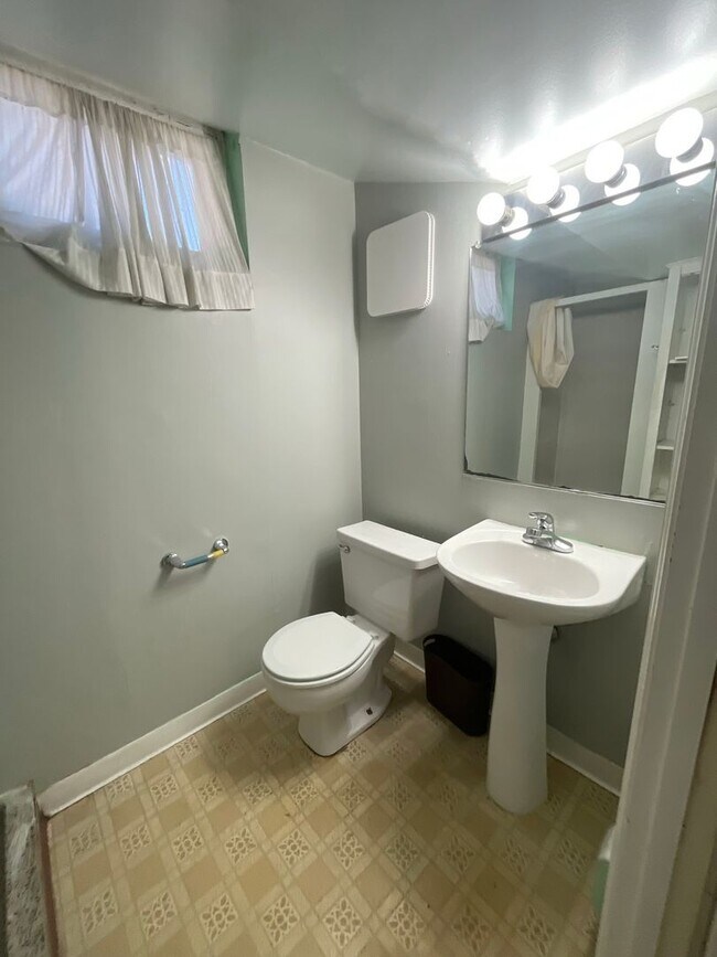 Building Photo - 725 Church St