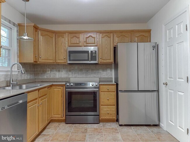 Building Photo - 21133 Woodmere Dr