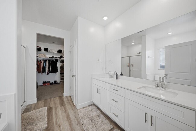 Building Photo - Extra Space, Extra Comfort! 5 Bedroom Home With Bonus Den in Long Valley!