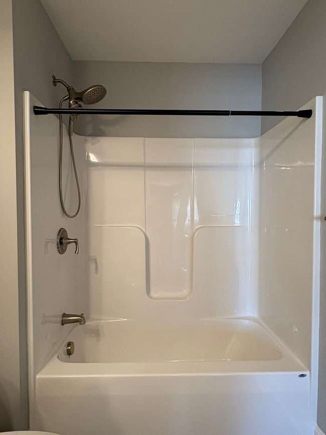 Building Photo - Bright, Spacious 2 bedroom condo in prime ...