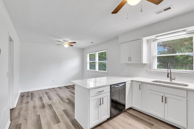 Building Photo - Castle Hayne Home for Rent!