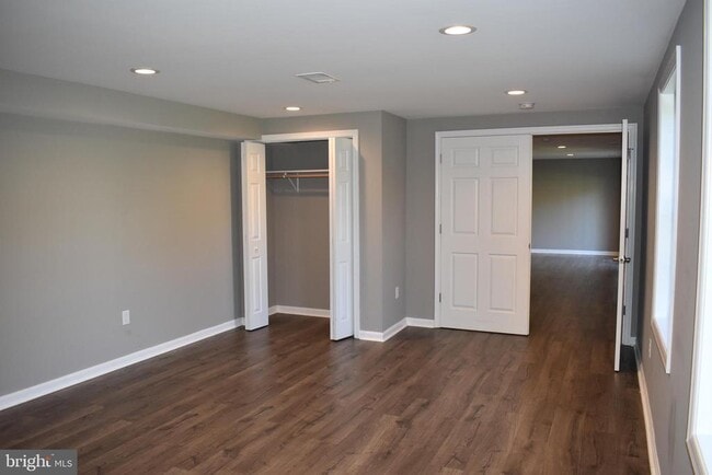 Building Photo - 2174 E Greenleaf Dr