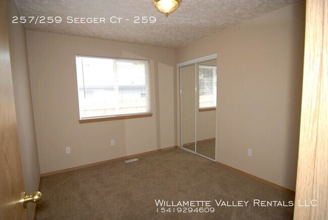 Building Photo - Nice S Salem duplex