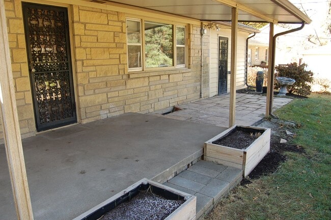 Building Photo - Solid stone ranch in south-central Lincoln!