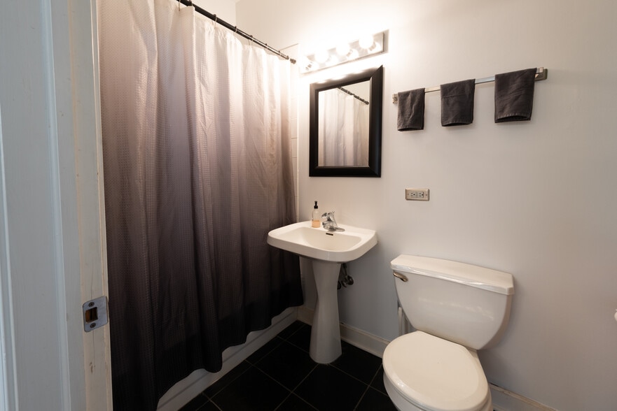 Building Photo - 2844 N Harding Ave