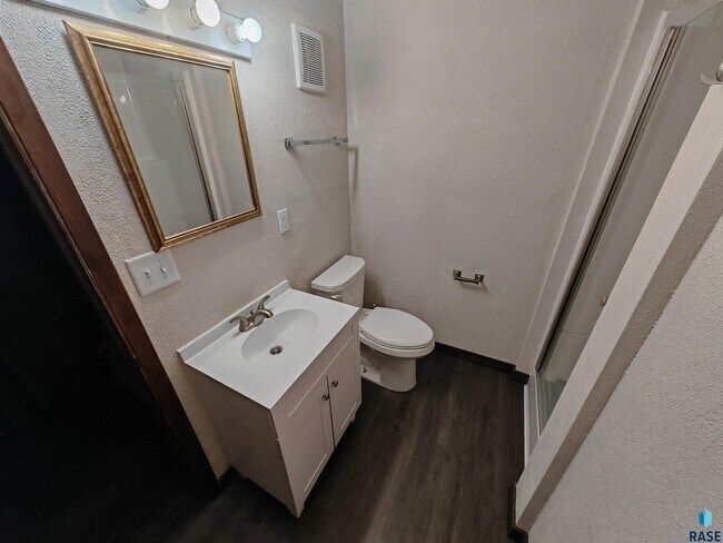 Building Photo - 4504 S Cliff Ave