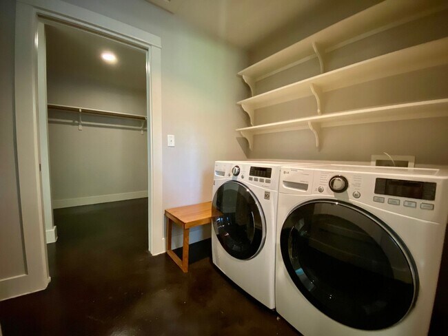 Building Photo - Charming 4 Bedrooms, 3 Bathrooms Home in Allandale!!!!