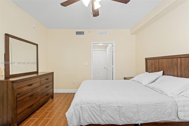 Building Photo - 6841 SW 44th St