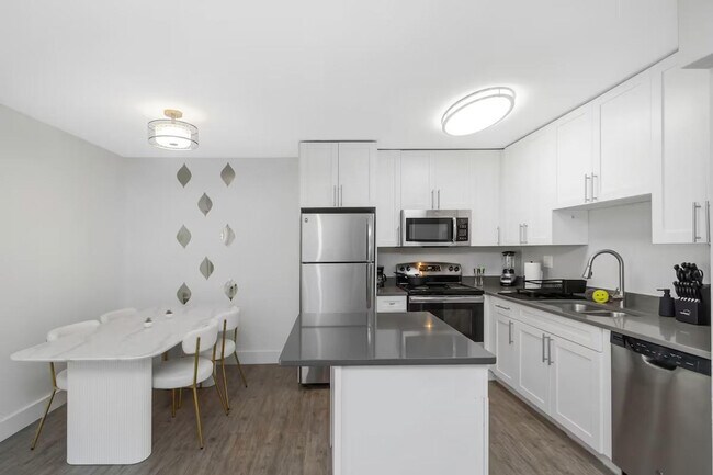 Building Photo - 4401 W Kennedy Blvd