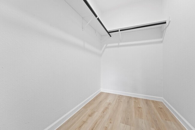 Building Photo - 406 Riverbend St