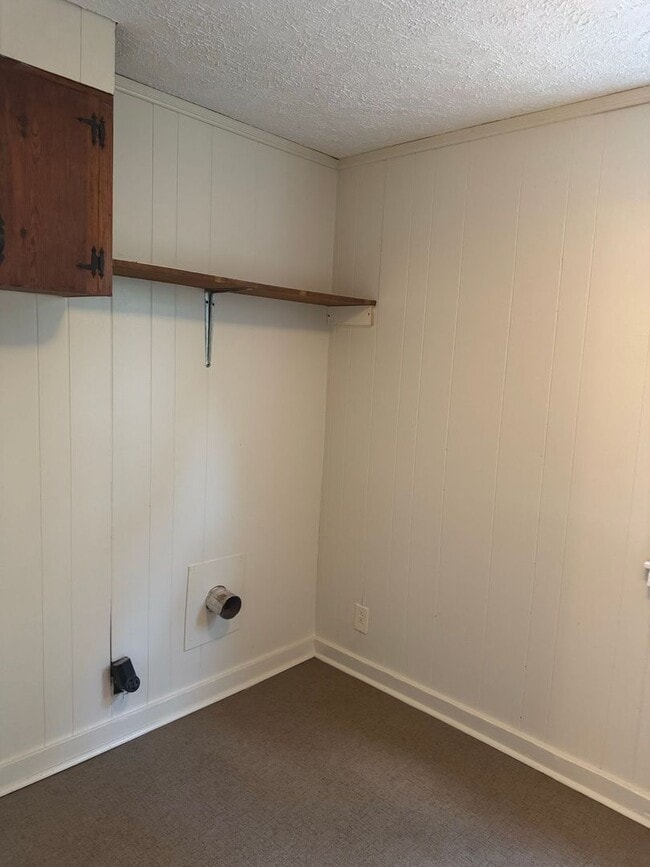 Building Photo - Lovely 3 Bdr/1 Ba Home, tucked away yet ST...