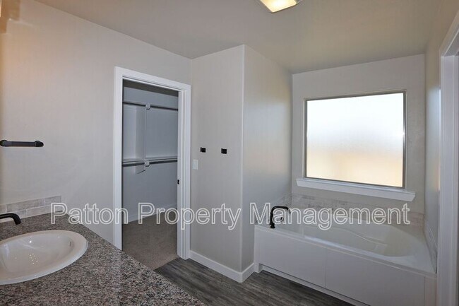 Building Photo - 1841 Montaluse Rd