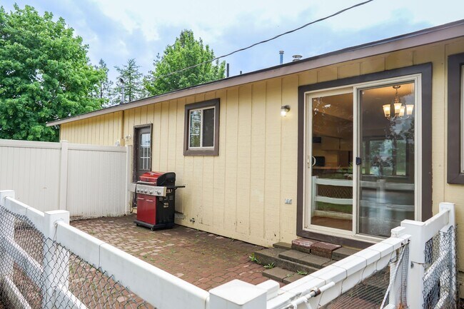 Building Photo - Mini "Ranch" in Hayden