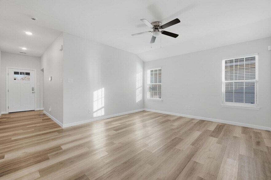 Building Photo - 2050 Lillius St