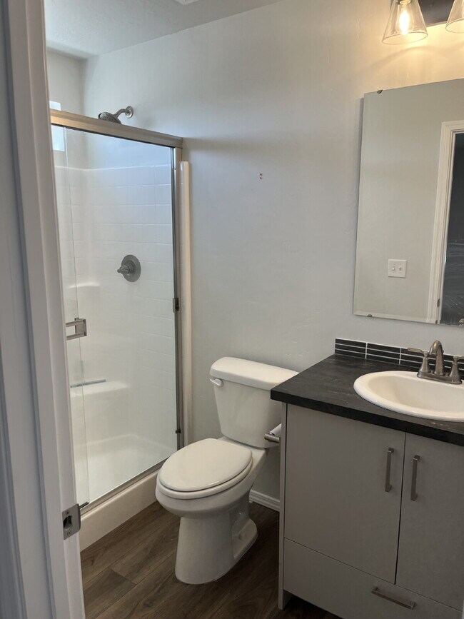 Building Photo - "Charming 3-Bed, 2-Bath Gem in Nampa