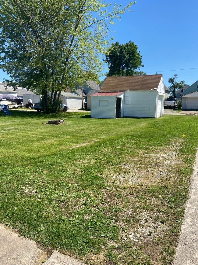 Building Photo - 2 bed 1 bath Moline house!