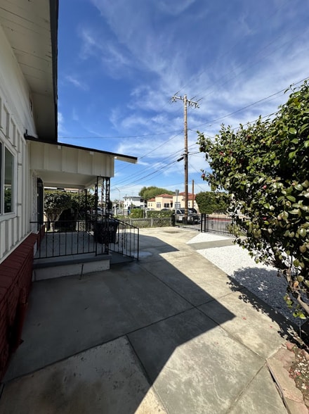 Building Photo - 4064 E 60th St