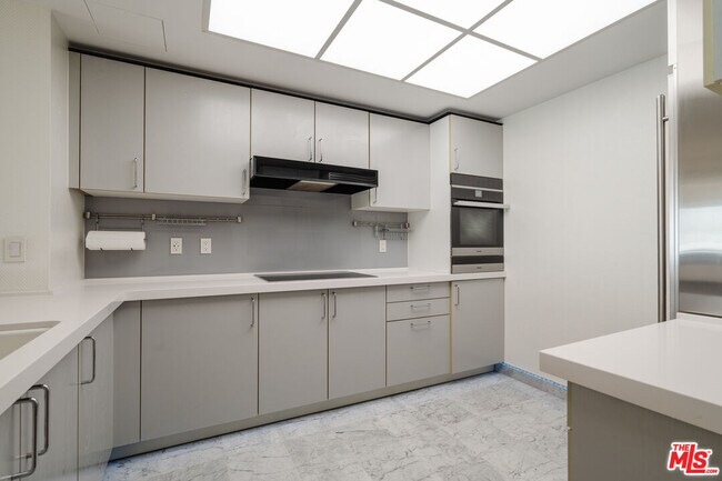 Building Photo - 10520 Wilshire Blvd