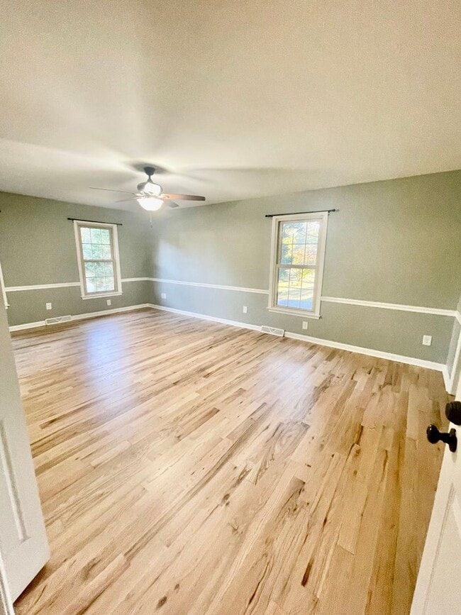 Building Photo - Welcome to this stunning 3-bedroom, 2.5-ba...