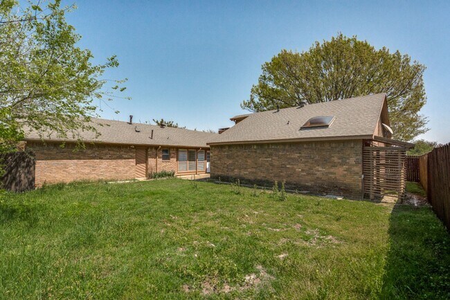 Building Photo - Beautiful and bright Plano home with updates
