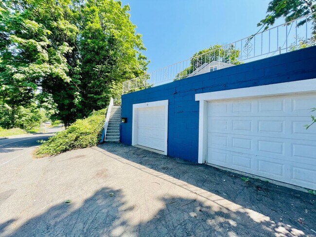 Building Photo - Renovated 4 bedroom 2 bath Home with Plenty of Space!