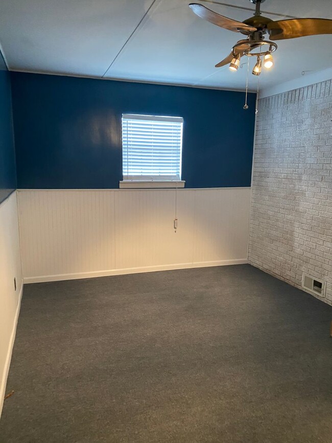 Building Photo - Contact Peggy Goodman 501 676 1758 or Heat...