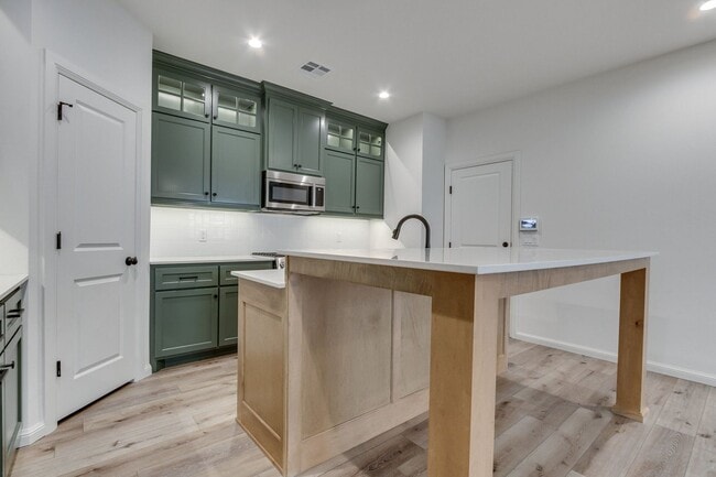 Building Photo - Welcome to Bungalow Heights! Edmond Townhome w/ Balcony, Yard & Resort Amenities