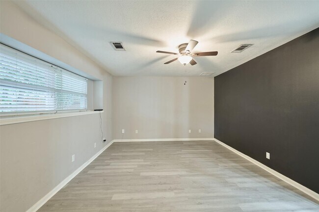 Building Photo - 725 River Plantation Dr