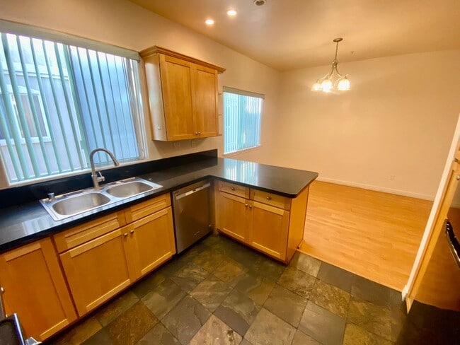 Building Photo - Spacious 4 Bed, 3 Bath Townhouse in Torrance $3,850