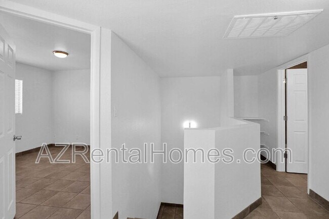Building Photo - 1712 E Pepper Cir