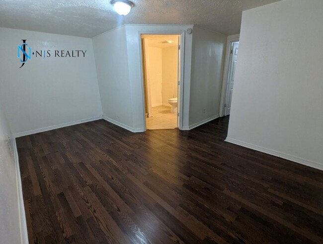 Building Photo - Gorgeous 3/2 1804 Sq. Ft. with new floorin...