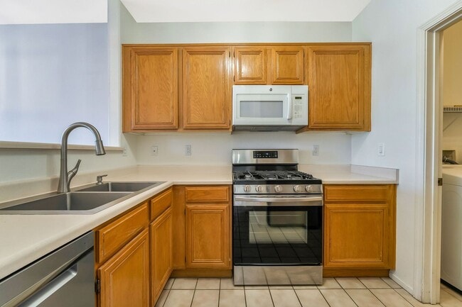 Building Photo - Modern Ground-Level Condo With A One Car Garage in Prime Southwest Location with Resort-Style Ame...