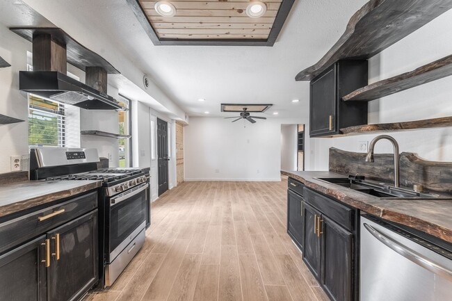 Building Photo - Newly Updated- Ready for you!