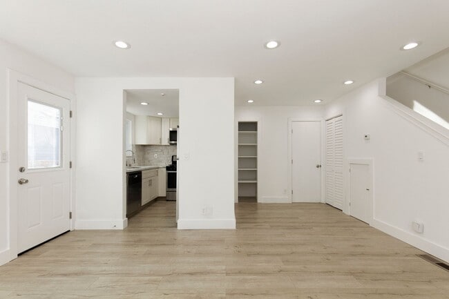 Building Photo - * 2 Weeks Rent Free * 2 Bedroom for Rent