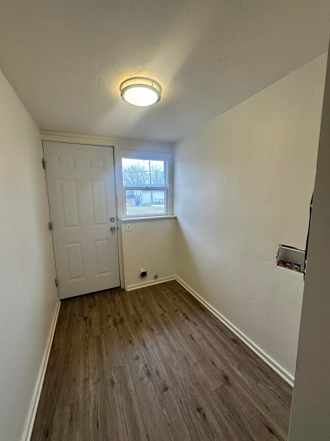 Building Photo - 906 B St