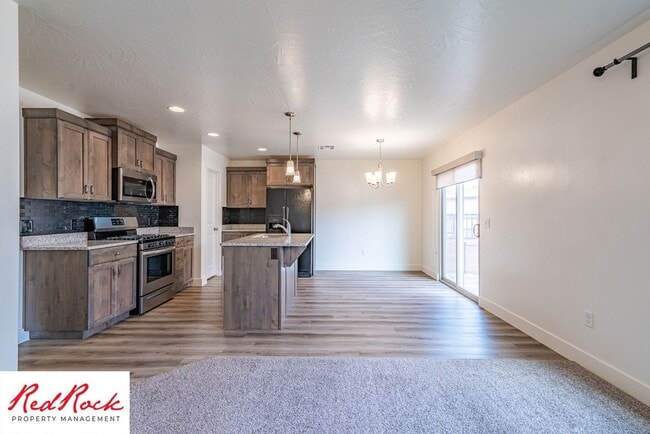 Building Photo - Private 4 Bedroom Corner Unit