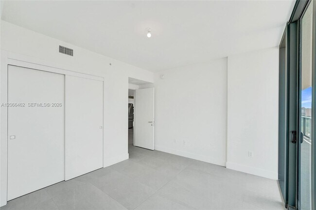 Building Photo - 1170 E Hallandale Beach Blvd