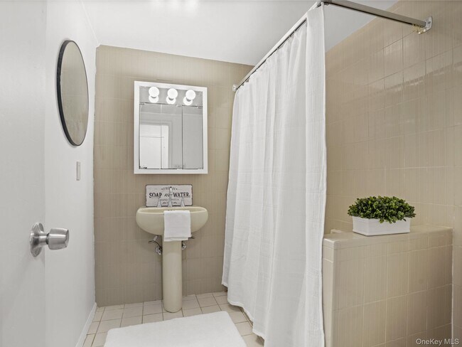 Building Photo - 600 Bedford Rd