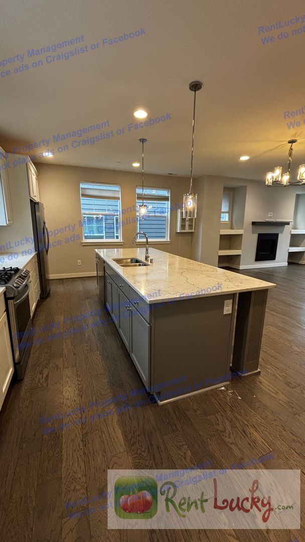 Building Photo - Spacious Issaquah Townhome w/ Entry-Level Suite & 2-Car Garage