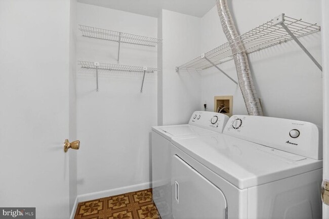 Building Photo - 15 Friendswood Ct