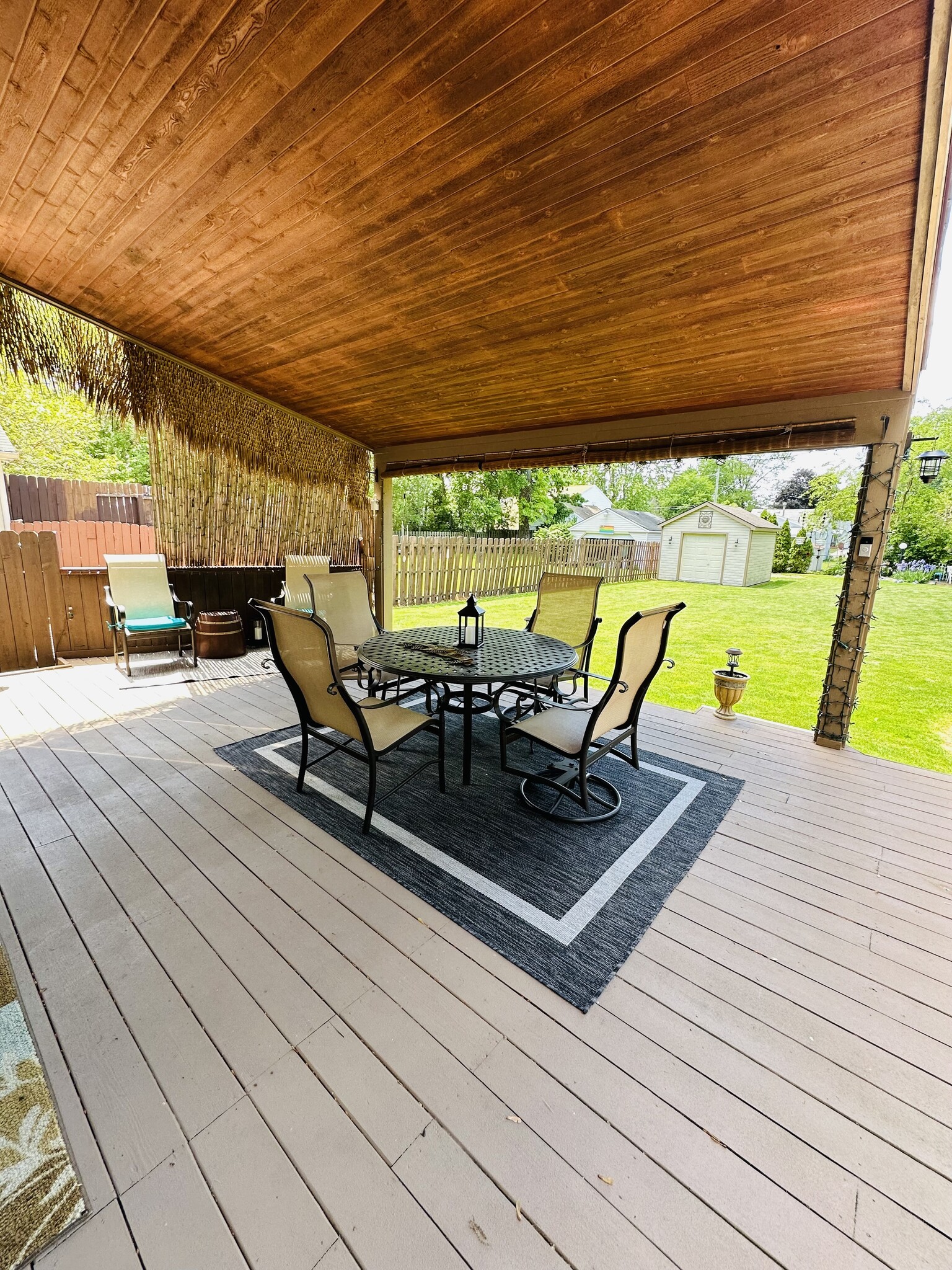 Big covered deck to enjoy - 9185 Cardwell St