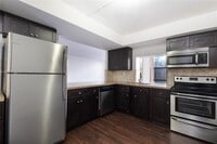 Building Photo - 1000 Parkview Dr